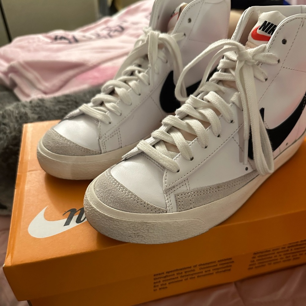 NIKE BLAZERS